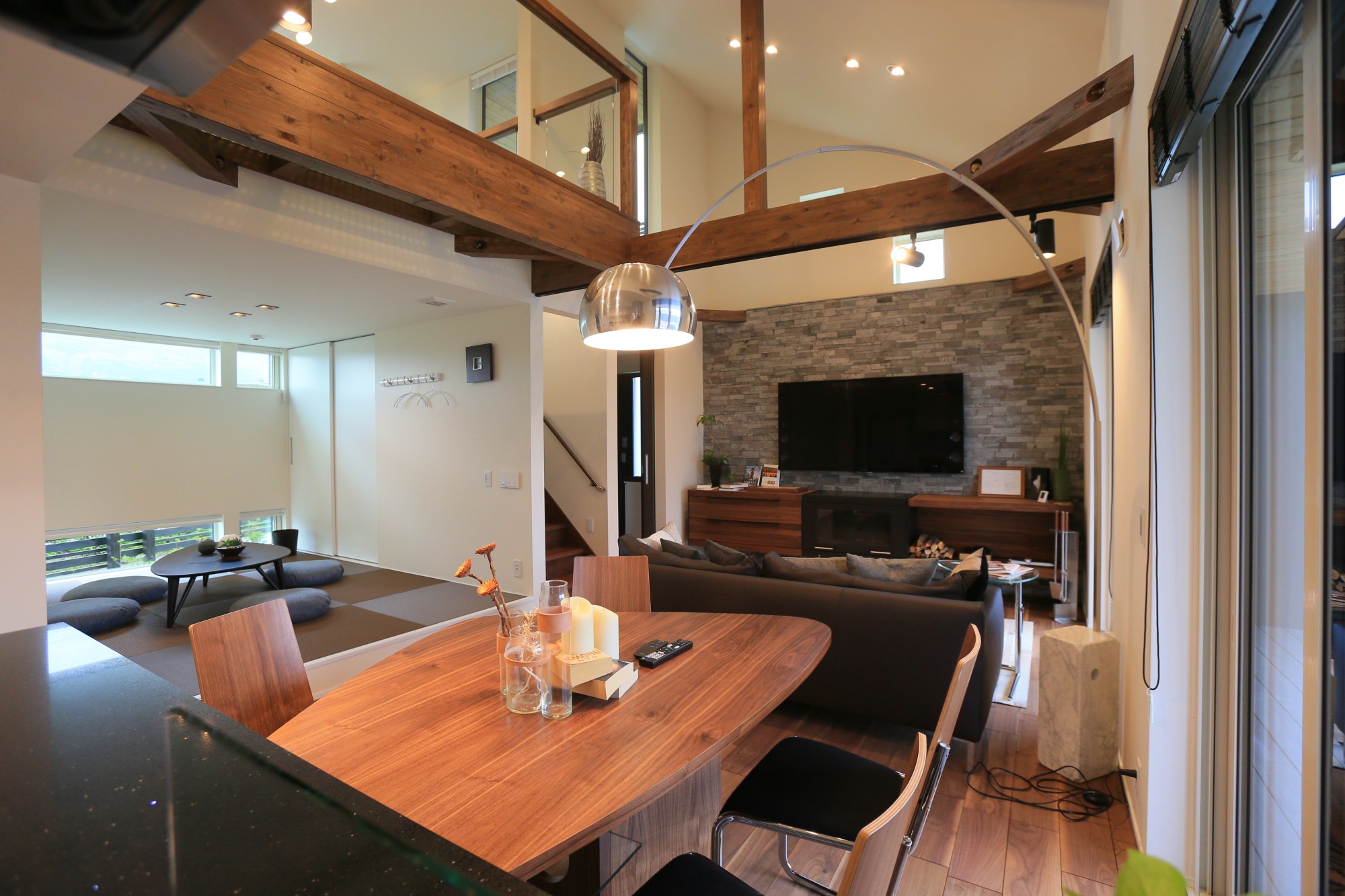 【Point１】大開口吹抜けと、薪ストーブのあるLDK