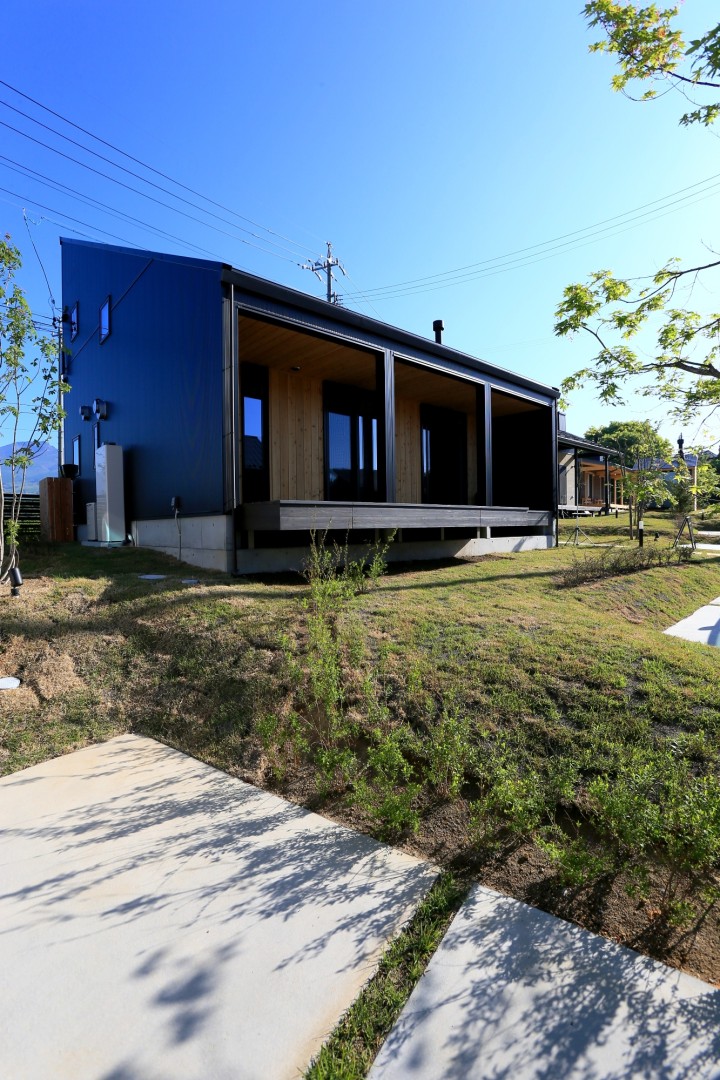 元々は街並みを統一して企画された展示場兼宿泊施設。御代田駅から徒歩7分、車でも電車でも来場しやすい立地にあります。建物背後（北側