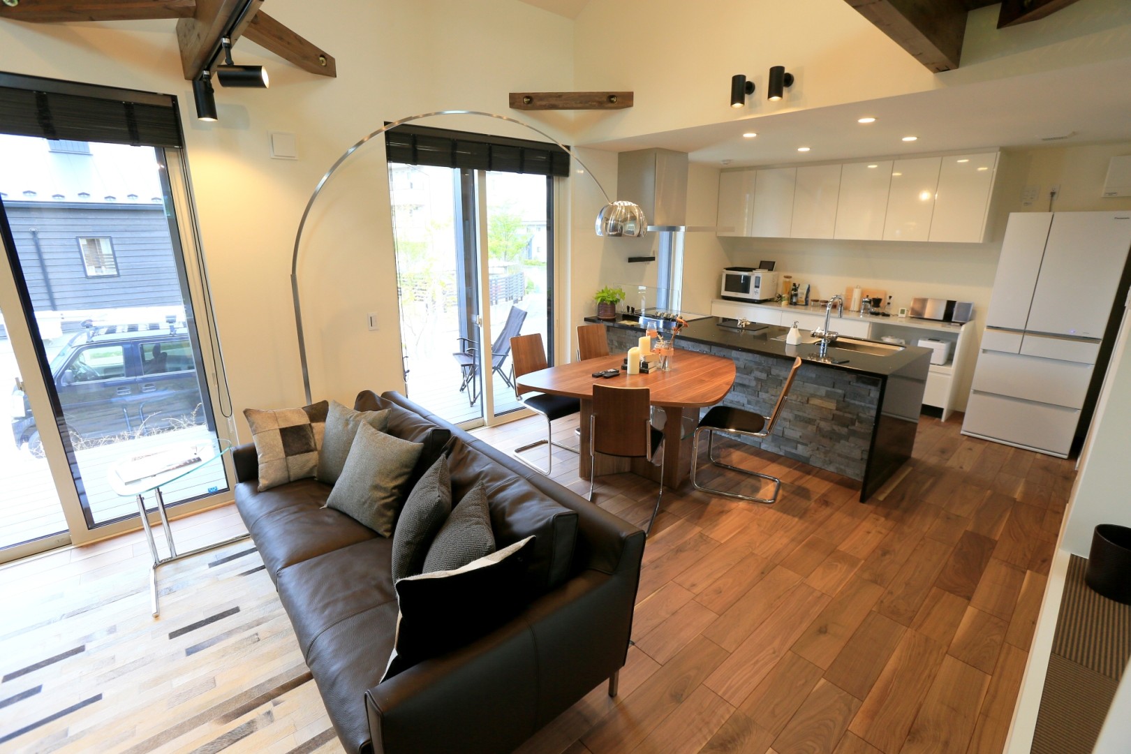 リビングダイニング。気密性が高い建物のため、窓を閉めていれば外の音はほとんど聞こえません。