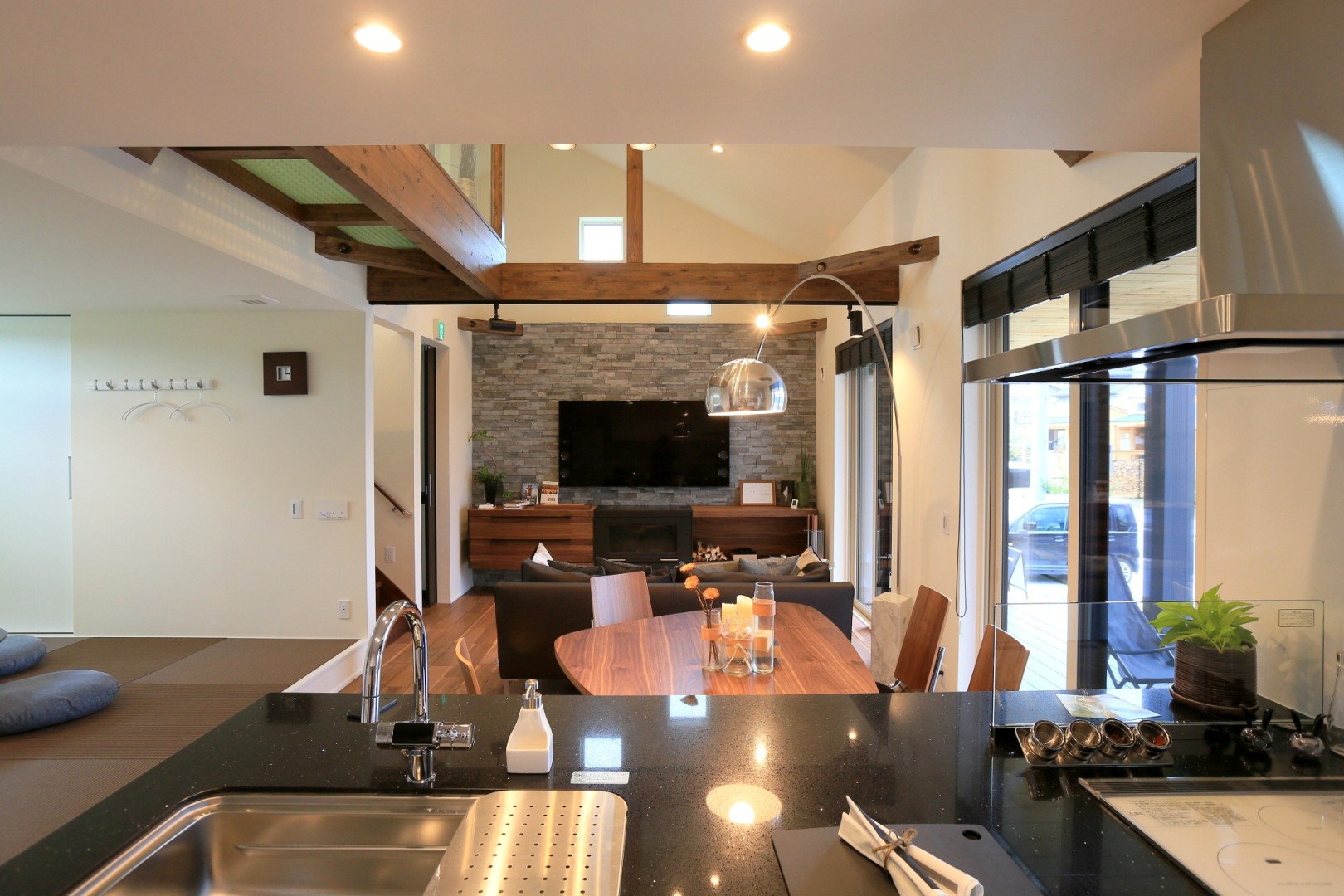 リビングダイニング。グレードの高い家具や照明を配置。購入後すぐに快適ライフをお過ごしいただけます。