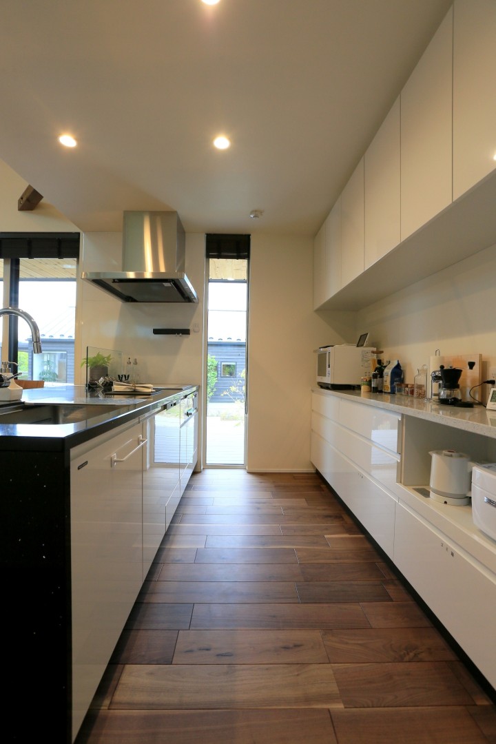 背面のカウンターは２７００ｍｍと広々。お気に入りの家電やキッチン用品を並べても余裕の広さです。 ・キッチン。収納力が大きいカップ