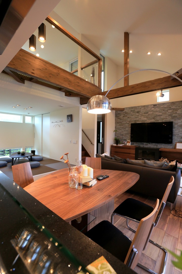 リビングダイニング。豊かな自然の中で洗練された休日を過ごせるように、ラグジュアリーでモダンなデザインで統一。優雅な非日常を演出し