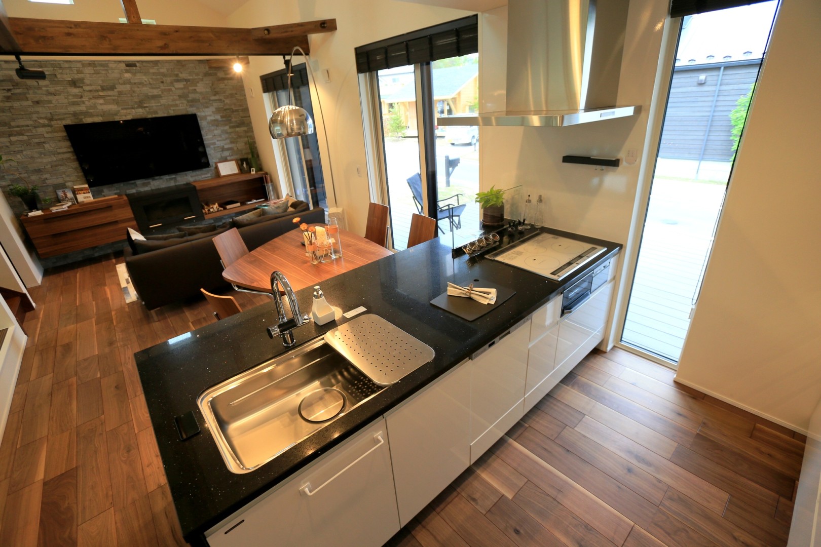 キッチン。システムキッチンはタカラスタンダードのクォーツ天板。お手入れしやすく、傷が付きにくい、天然水晶の美しさを持つ高級人造石