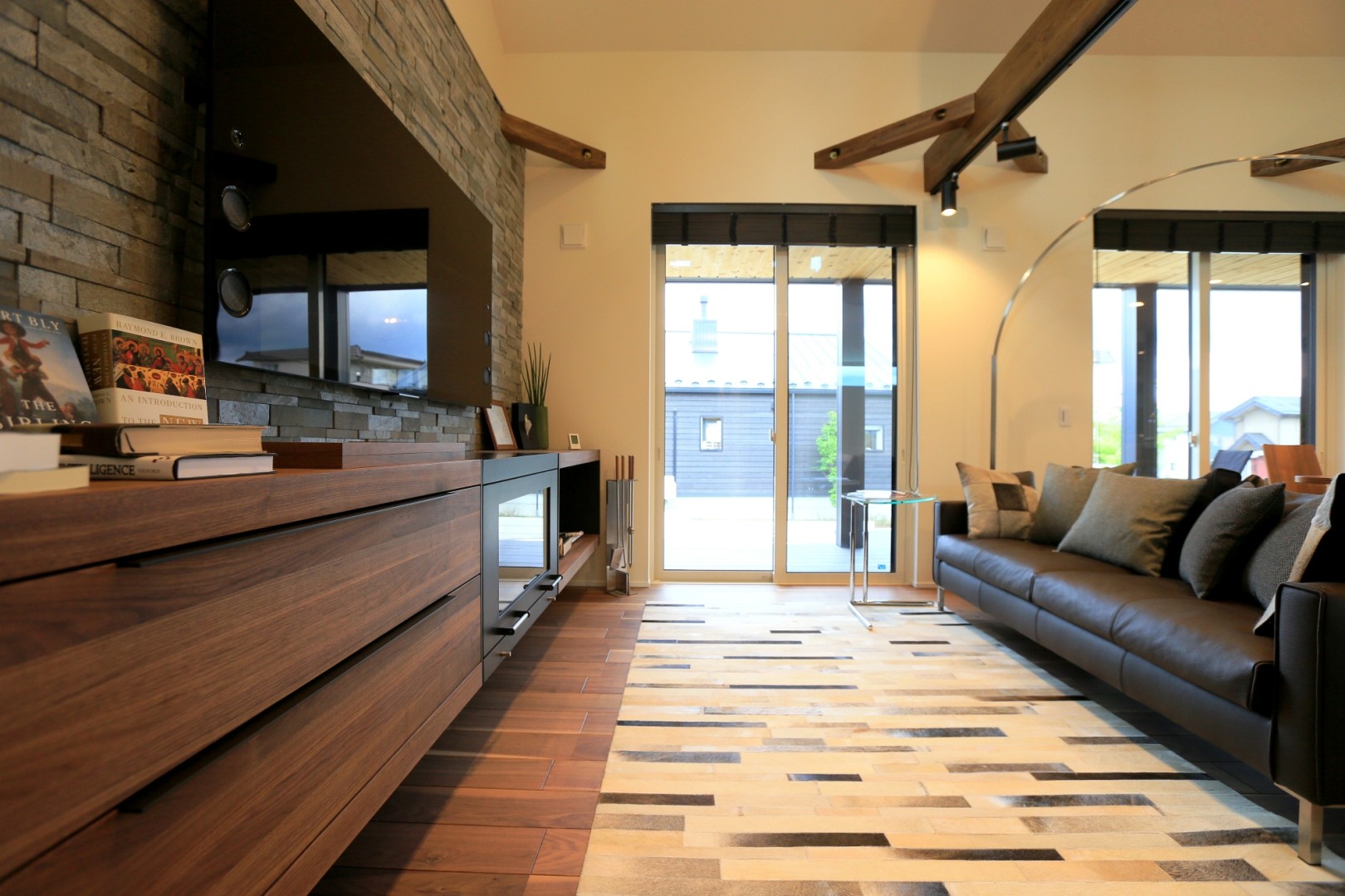 TVスタンドと一体型のドイツ製暖炉スキャンサームの「balance」をビルトイン。非日常の世界を醸し出し、一日の疲れを癒します。