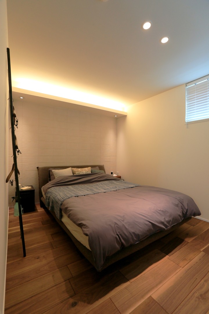 ２F主寝室。間接照明によるリラックス効果で快適な入眠をサポート。窓からは雄大な浅間山が一望。