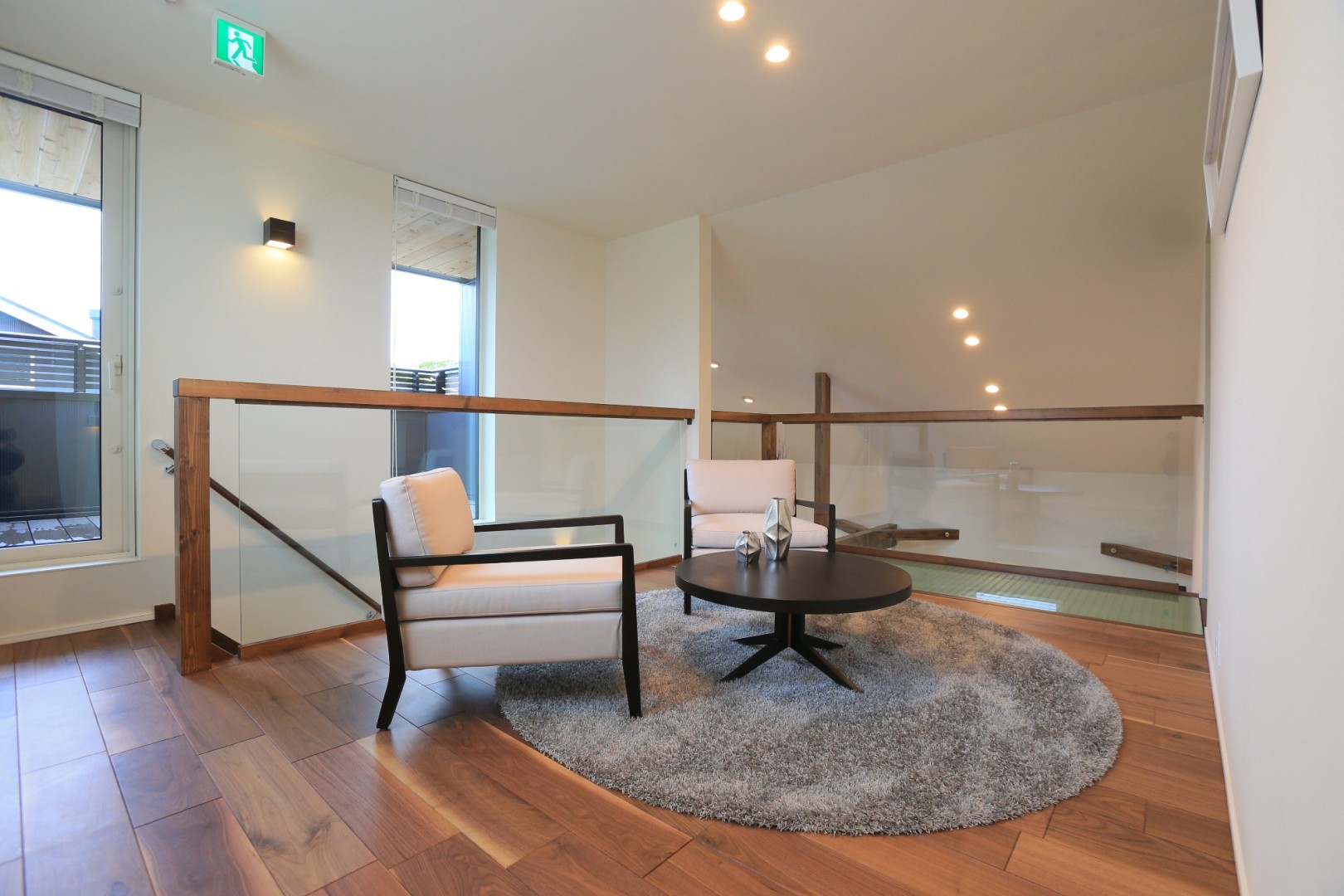 2階セカンドリビング。手すりの側面は強化ガラス製で透明なため、目線を遮らずに空間の広がりを感じられます。晴れた日には北側の大きな