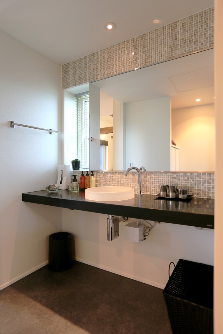 洗面化粧台。造作で仕上げた、幅が約１．８mある広々としたカウンター。毎日鏡を見るのが楽しくなるスペースです。