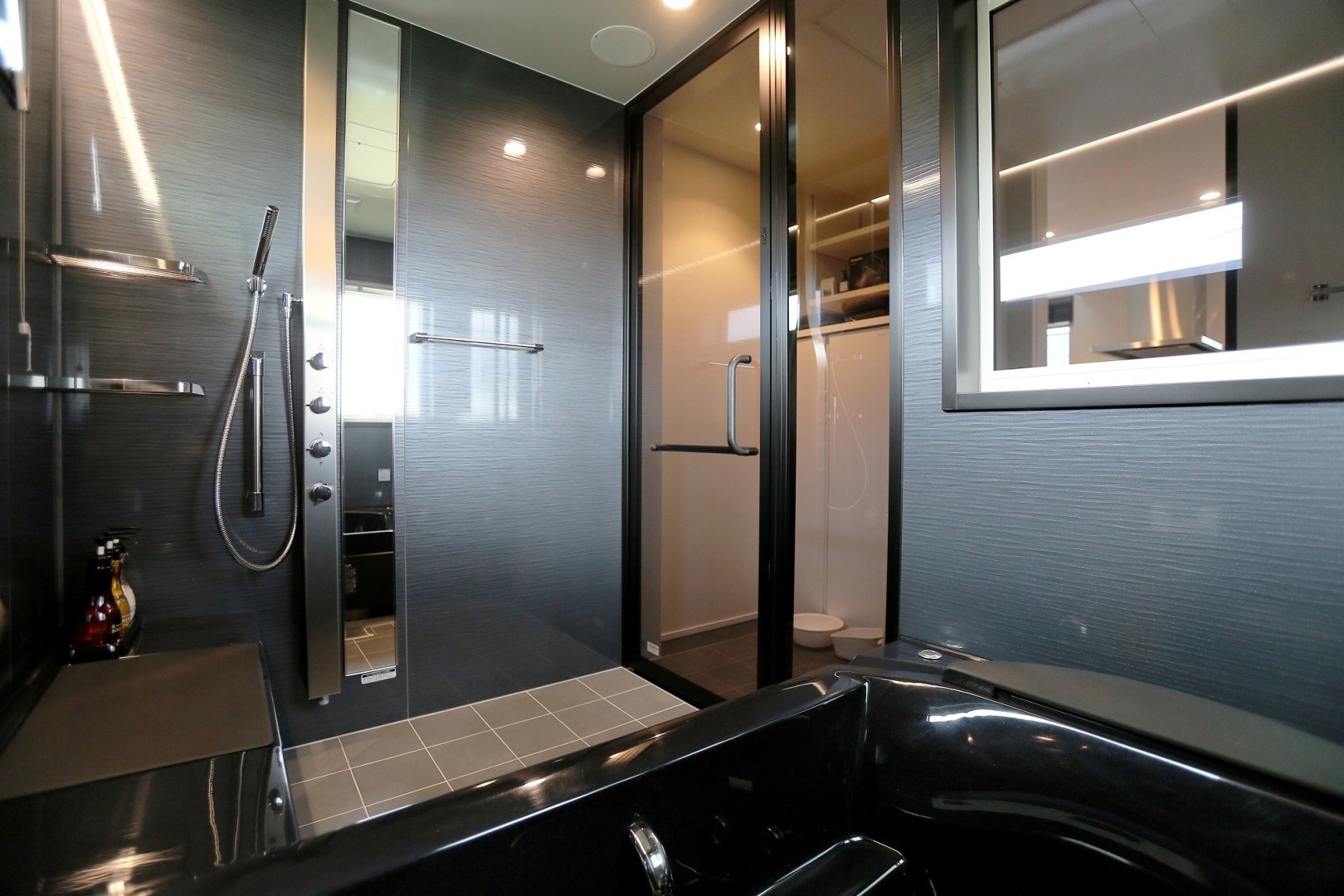 浴室。LIXILスパージュと高級感のあるブラックを採用。肩湯、打たせ湯など自宅のお風呂時間を楽しむための設備が充実しています。１