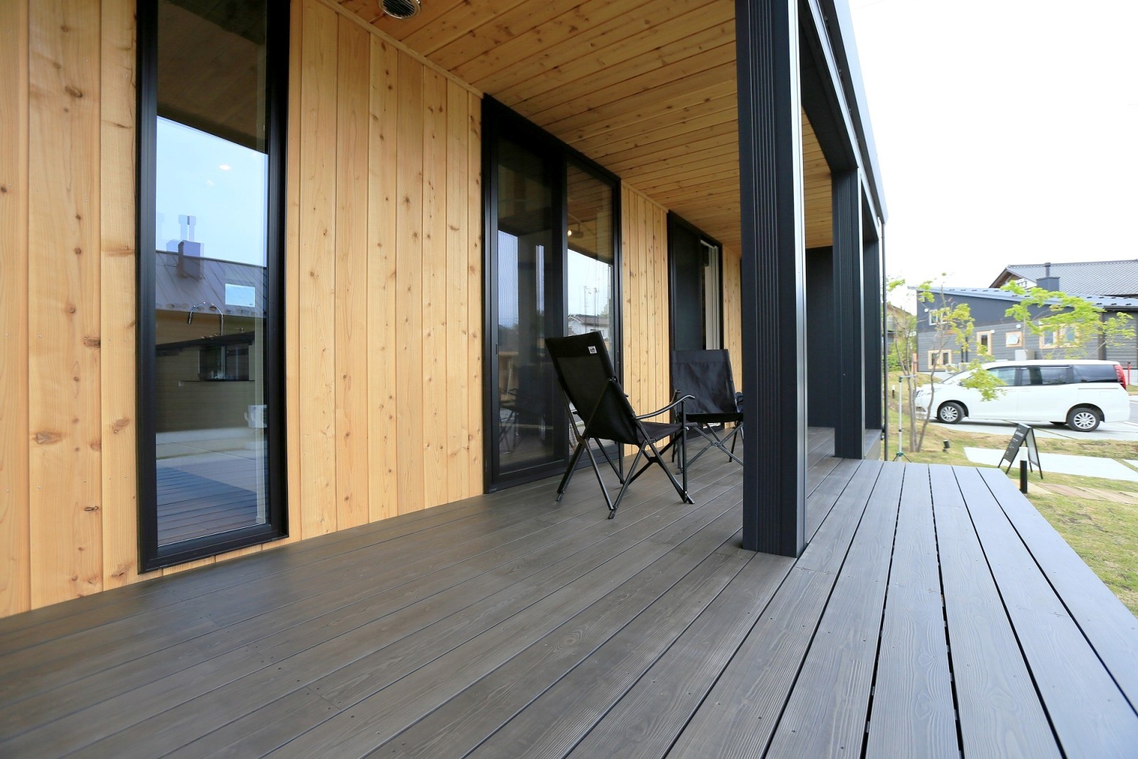 ウッドデッキ。テーブルやチェアを置いてもゆったり過ごせるサイズ。