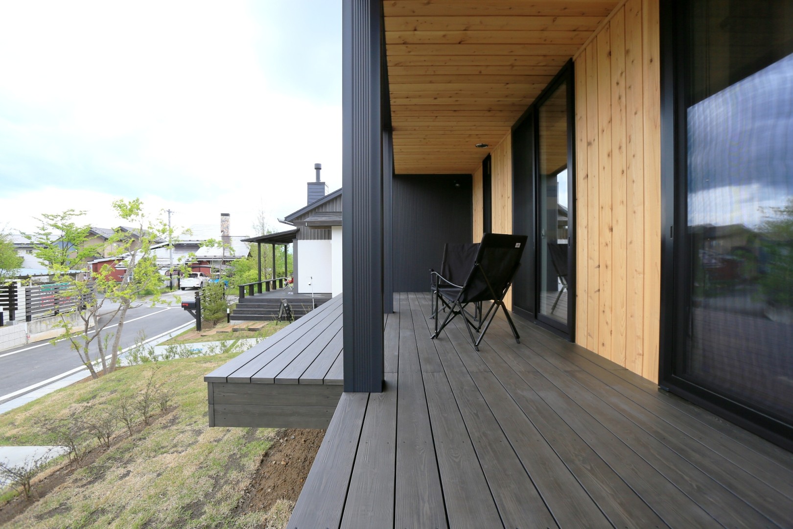 耐久性を考え、樹脂製の「彩木」を採用。壁部分は木のぬくもりを感じられる杉の羽目板張り（クリア塗装）を採用。