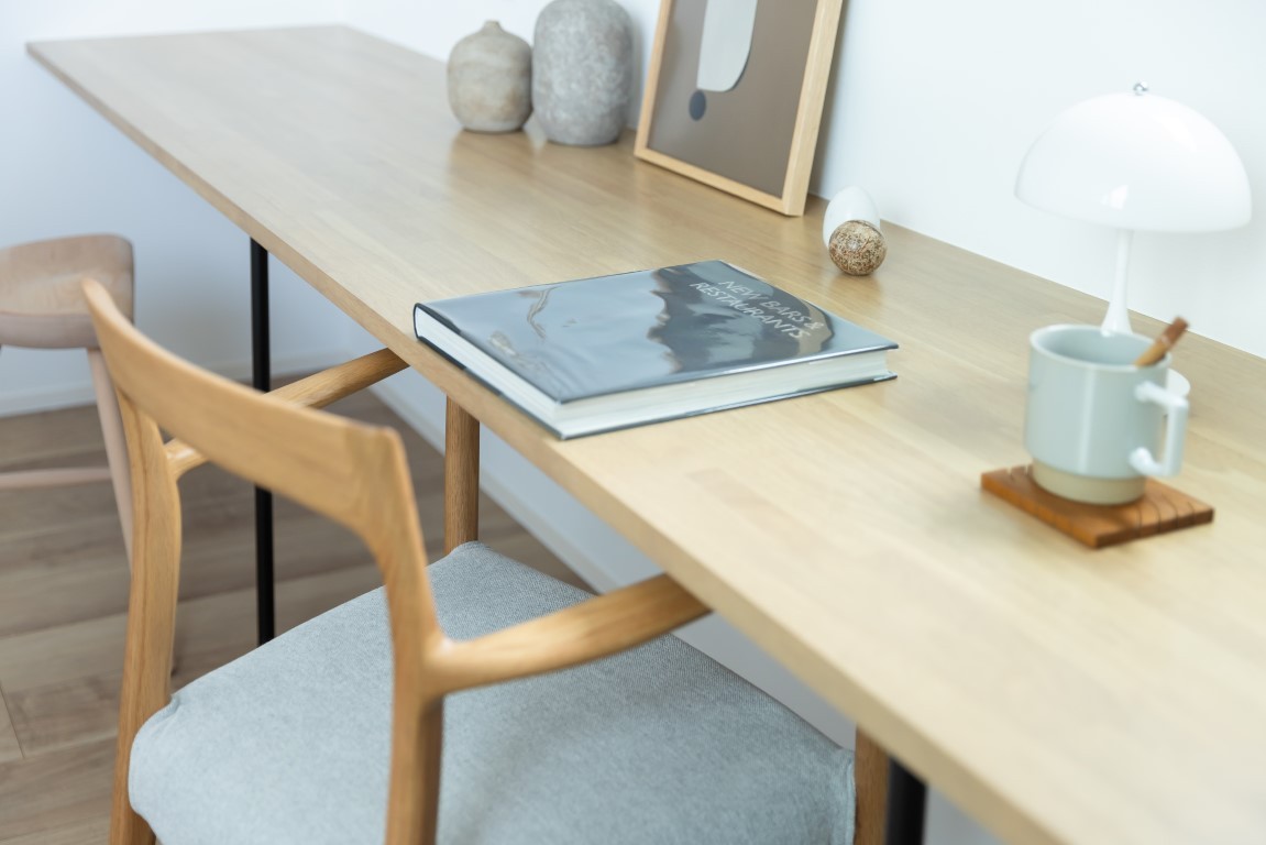 親子で並んで座れる「共有スタディコーナー」。それぞれの時間に集中できます。