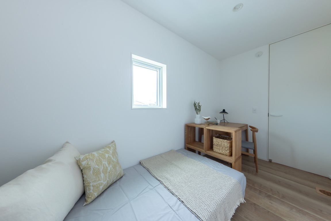 縦長の形状を活かし、手前を「学習」、奥を「睡眠」と家具でゾーニング。広すぎないこの「おこもり感」