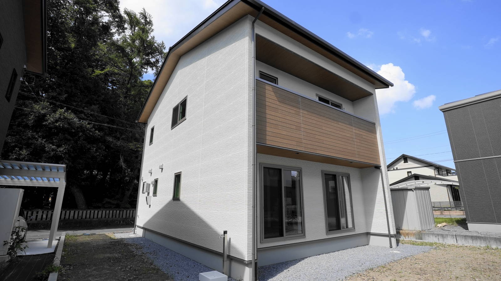 外観:ホワイト×木目でナチュラルに