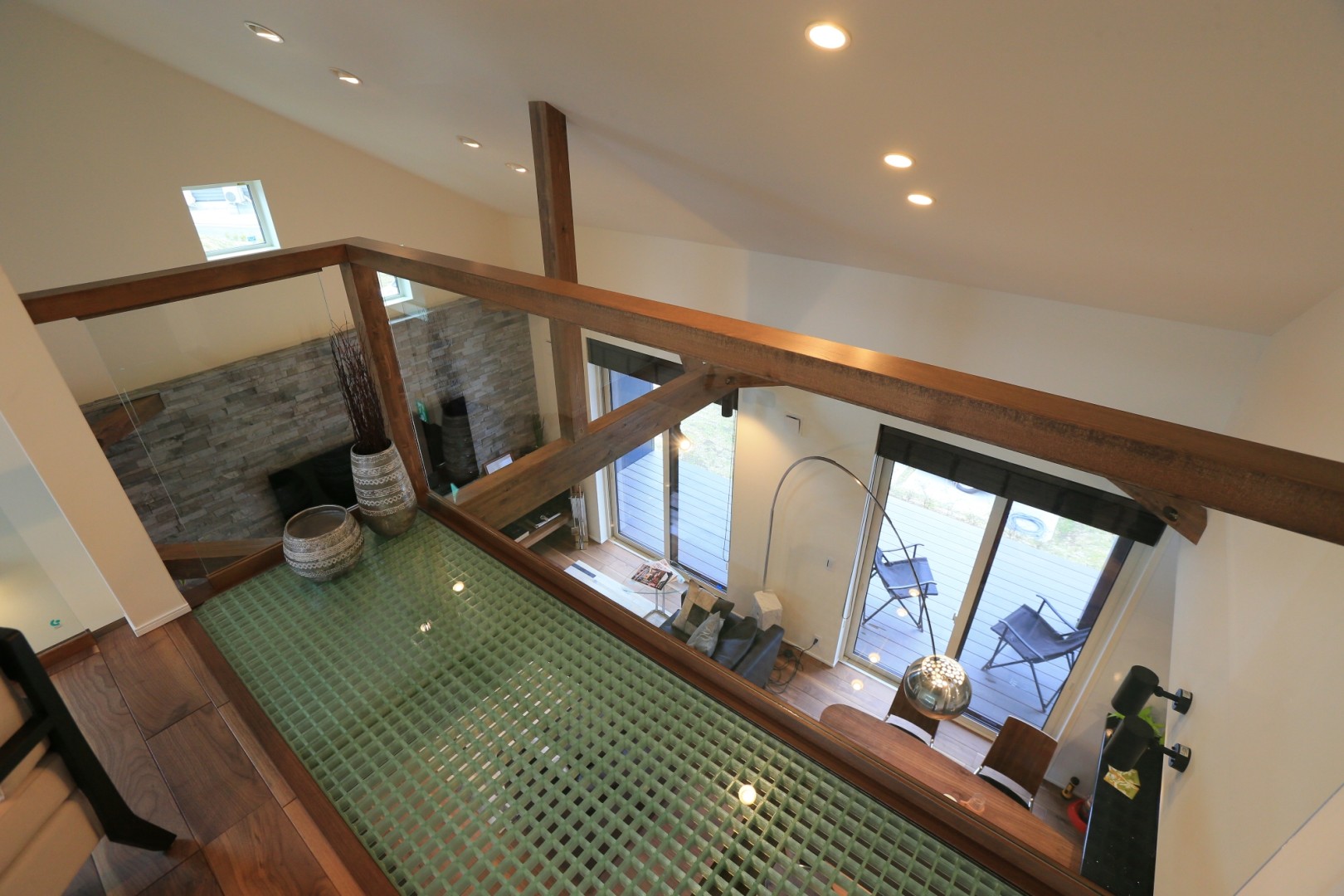 ２Fのセカンドリビングから見下ろしたLDK。開放感溢れる空間ですが、特許技術のFB工法により全館ムラの無い温熱空間で、寒さとは無