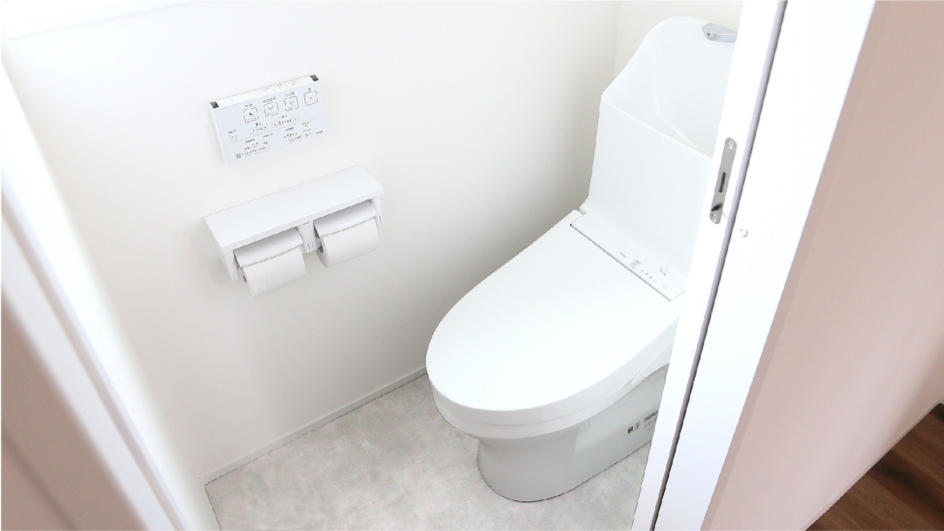 WC:窓有りで明るい空間