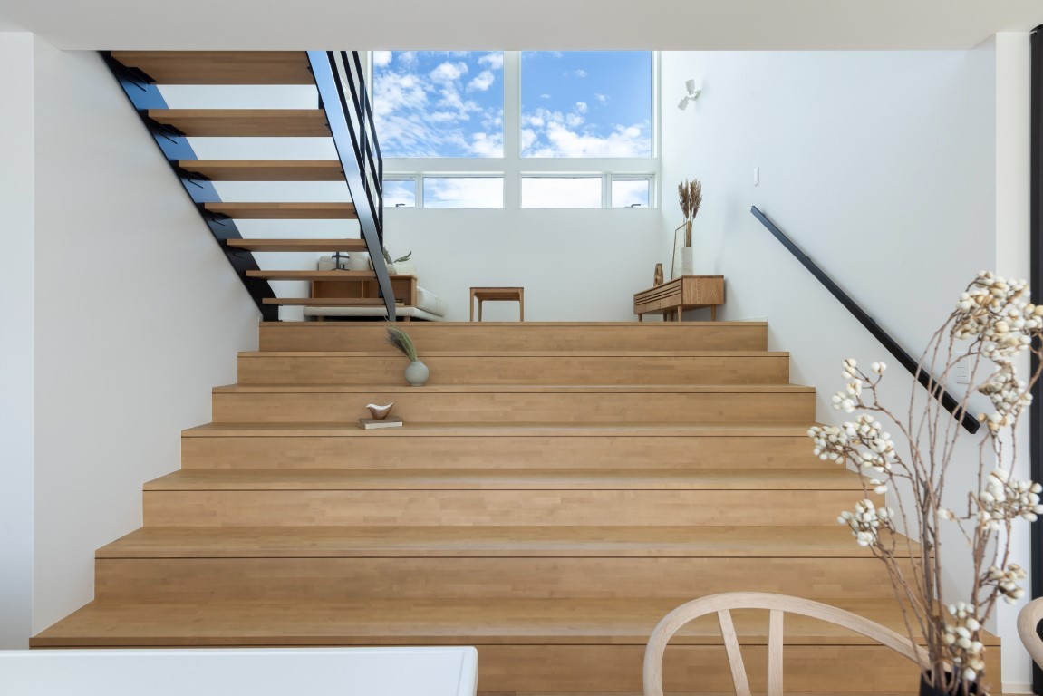 階段は通路ではなく、くつろぎの場所。読書も映画鑑賞も、この大階段で。