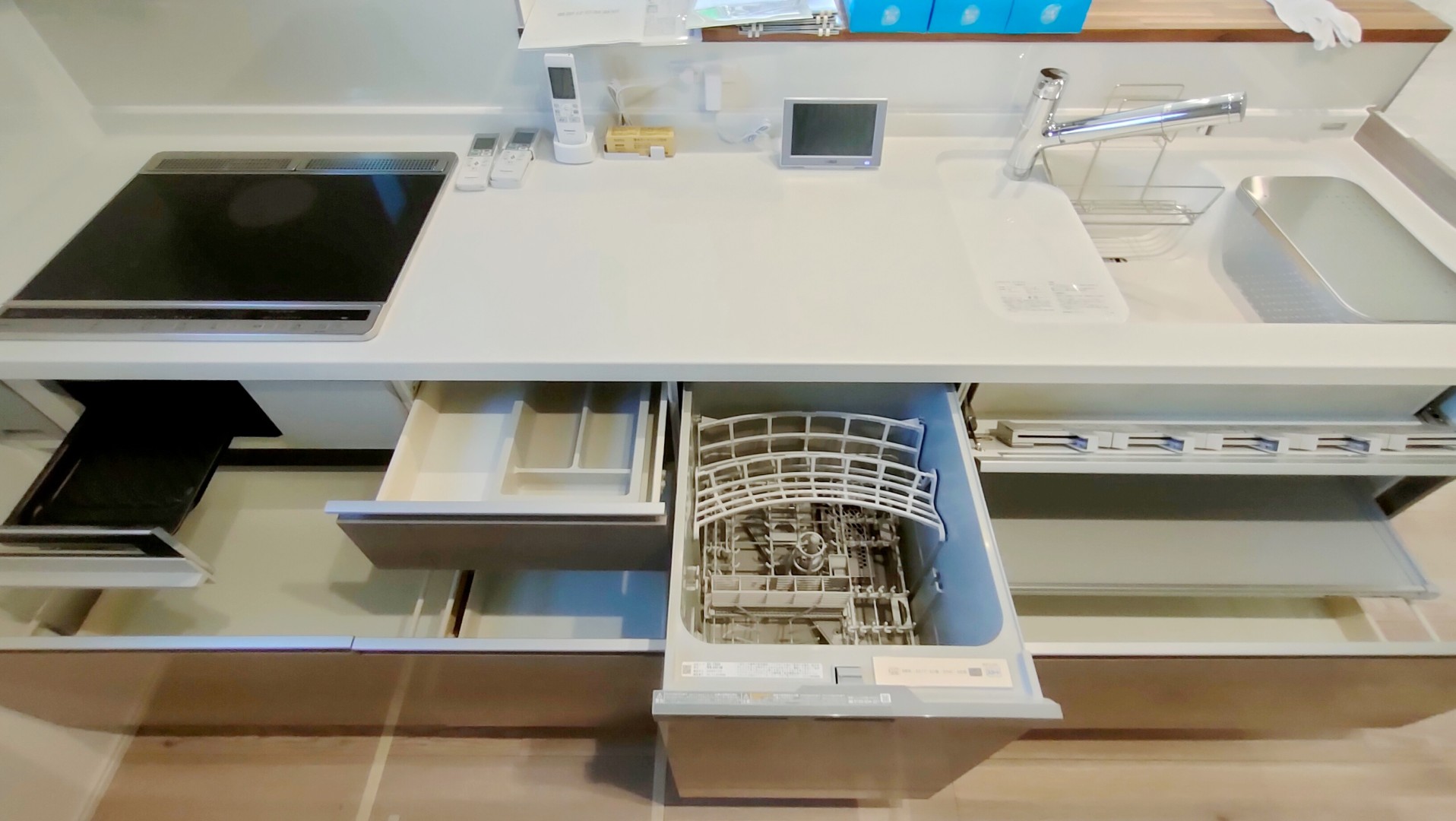 ４～６人分の深型食器洗い乾燥機は手洗いよりも衛生的で頑固な汚れもキレイに落とし乾燥も全自動