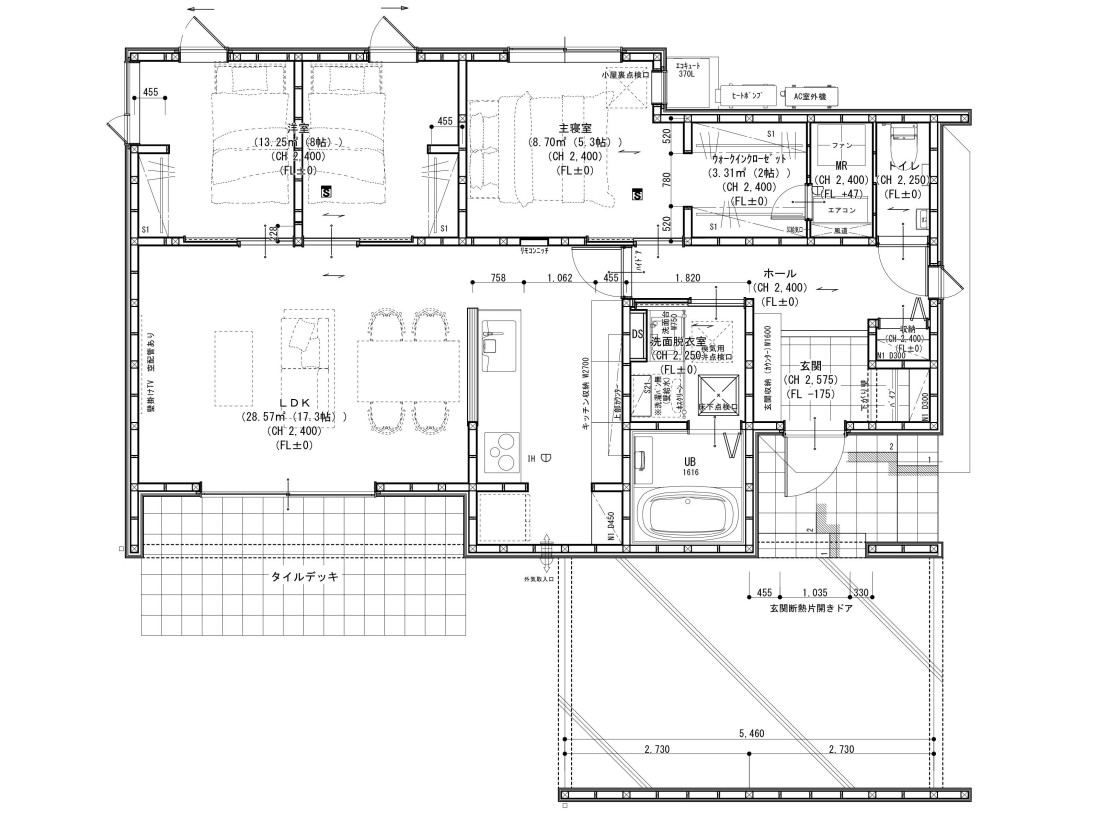 1階平面図。
車庫が建物と一体の間取り。図面は２LDKですが、北西の大きな居室は壁やパーティションを設置し2部屋に分けることができ、３LDKの間取りへ。販売価格4180万円　（外構、家具別途）