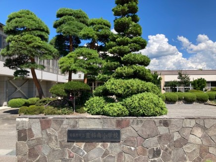 安曇野市立豊科南小学校 ※スクールバス「梓橋駅入口」交差点バス停まで徒歩3分