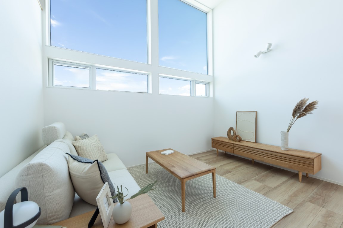 窓枠が切り取る、一枚の絵画のような青空。「空をインテリアにする」贅沢な設計です。