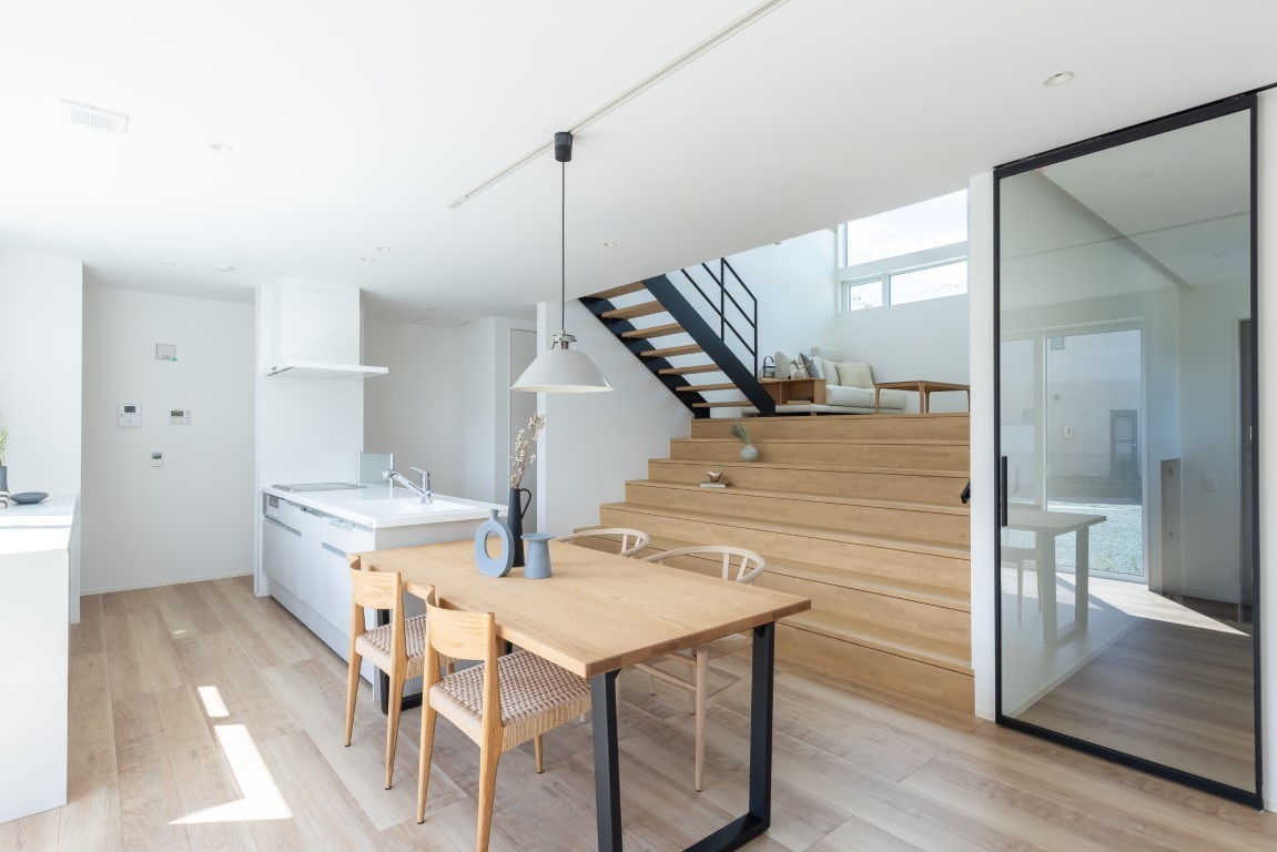 個室にこもる生活より、家族の気配を感じながら、それぞれが好きな場所で過ごす。