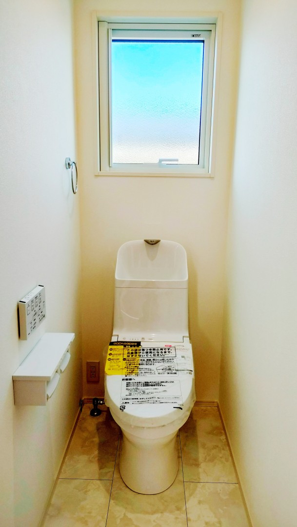 ２階TOTOウォシュレット一体型トイレ。水圧不足にならないために手洗器付きタンクを採用