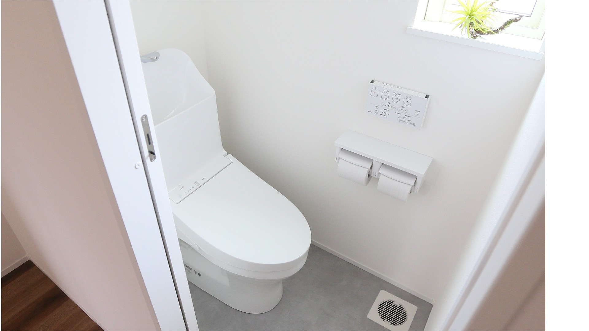 WC:窓有りで明るい空間