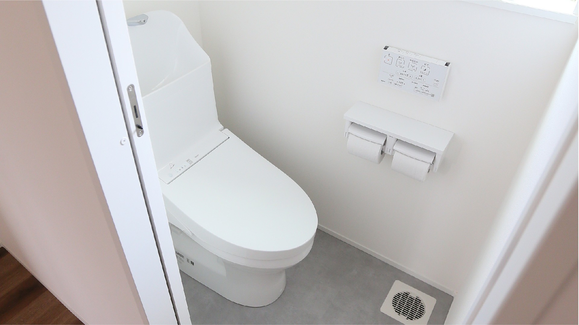 WC:換気窓で明るい空間