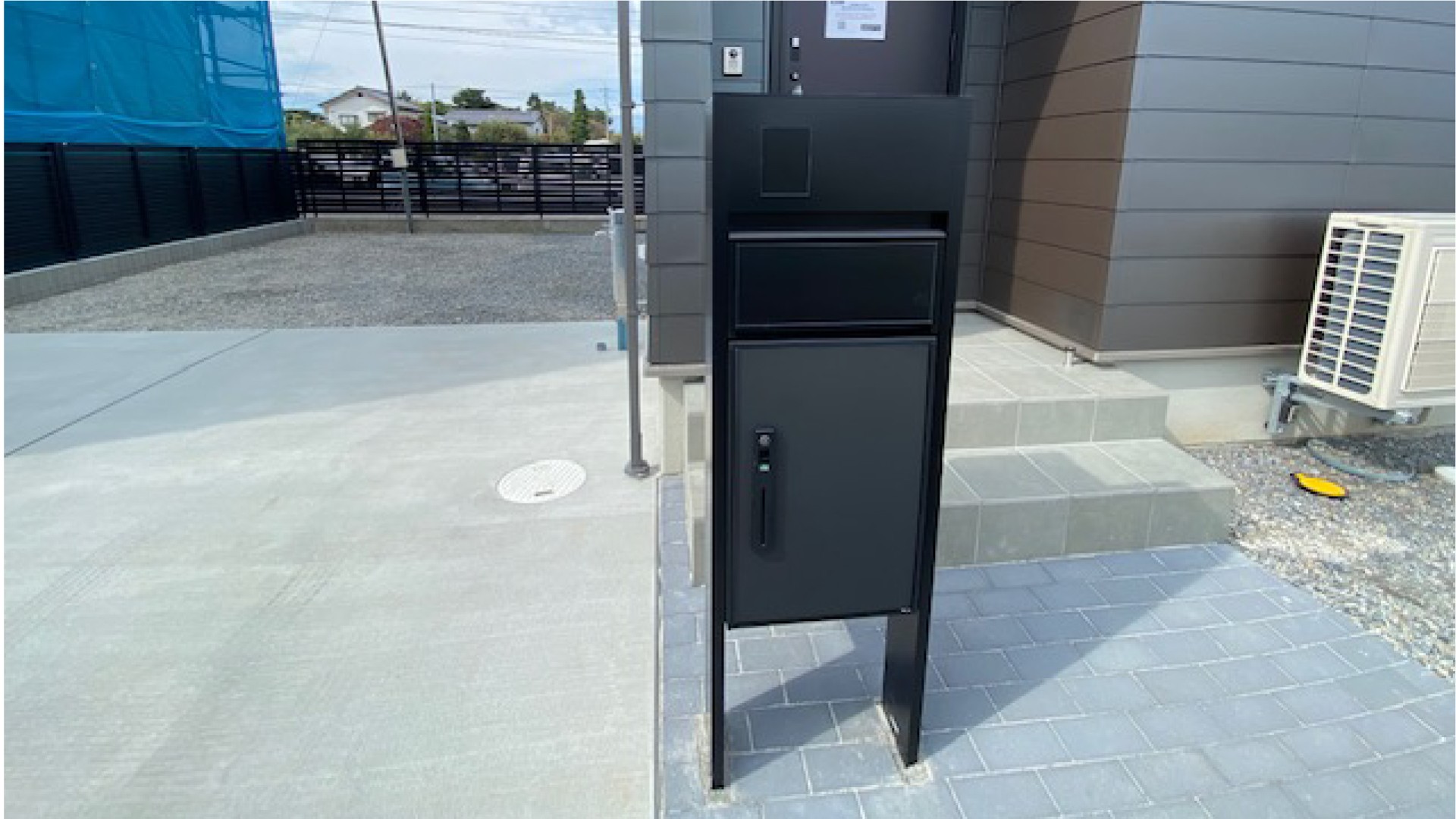 アプローチ・宅配ボックス付ポスト設置済