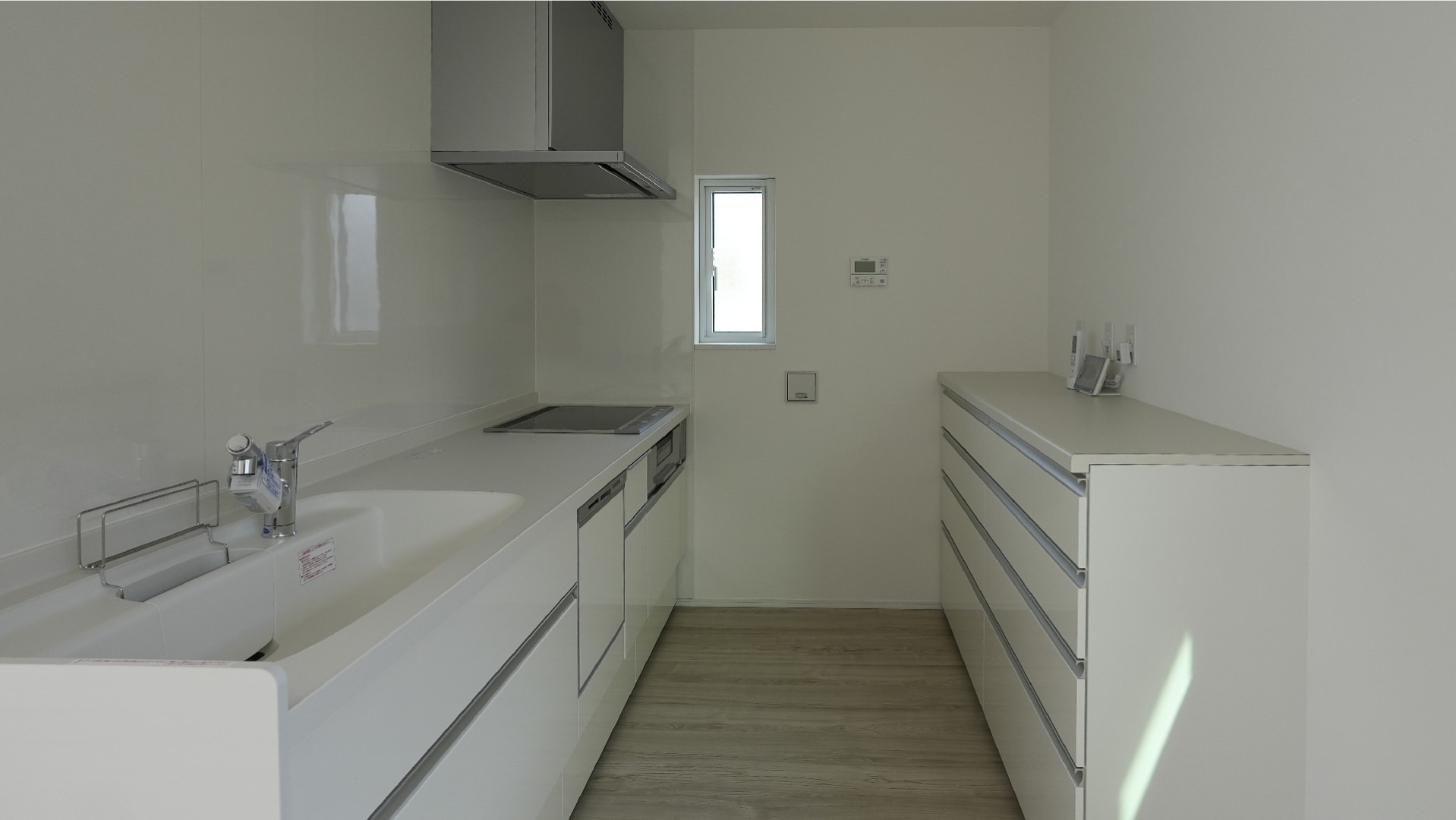 KITCHEN:換気用窓付き!