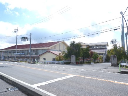 野沢中学校 (約200m)
