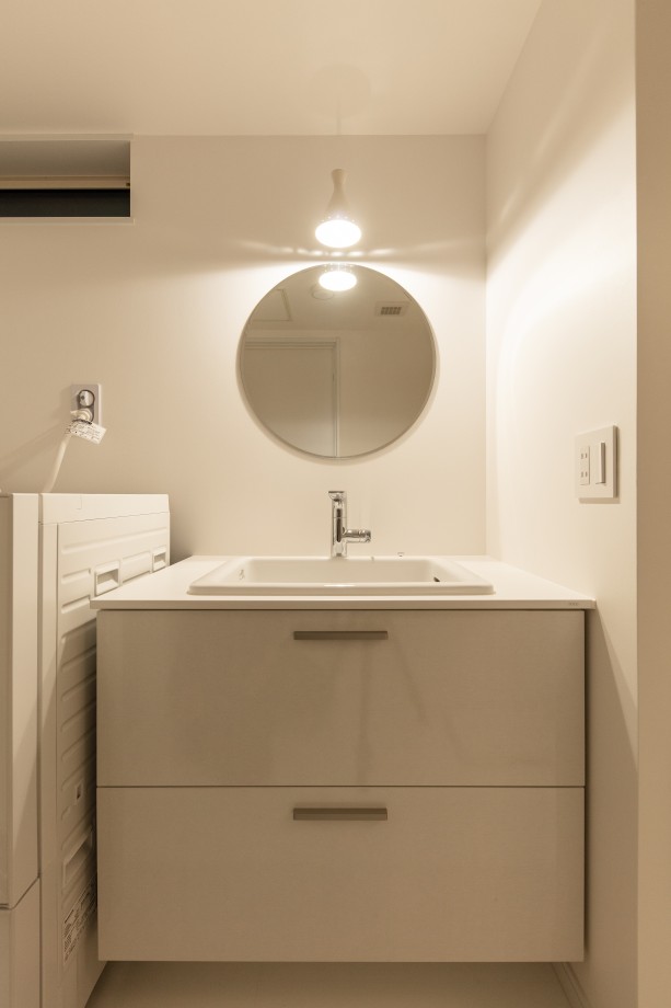 丸い鏡が可愛い洗面スペース