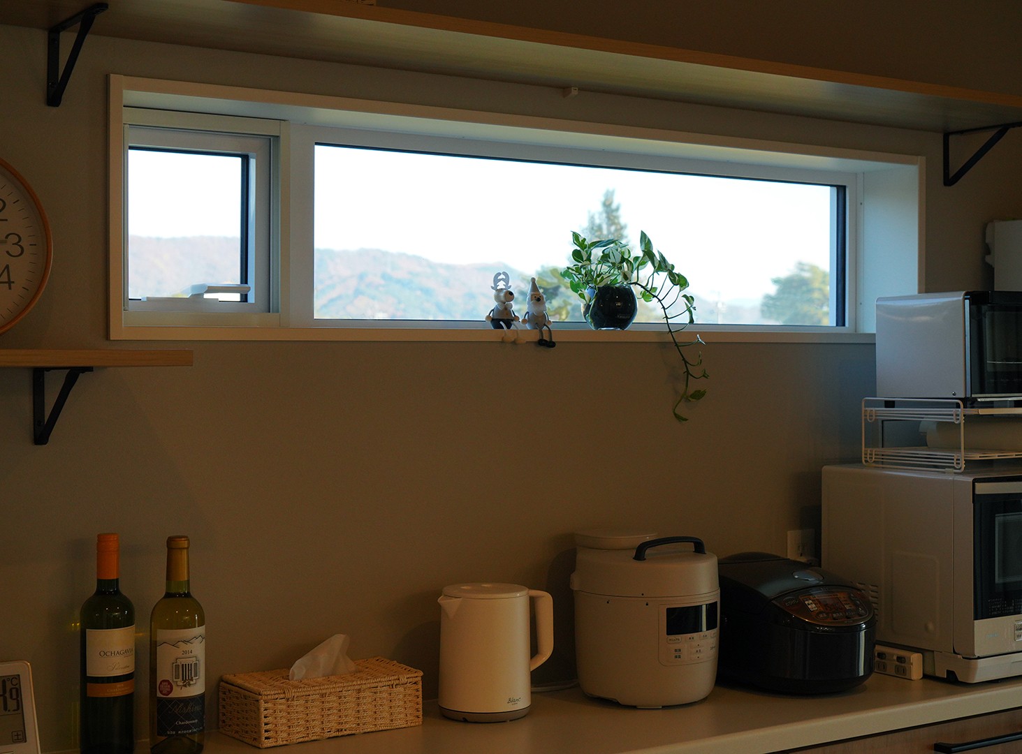 キッチン背面のスタイリッシュなスリット窓