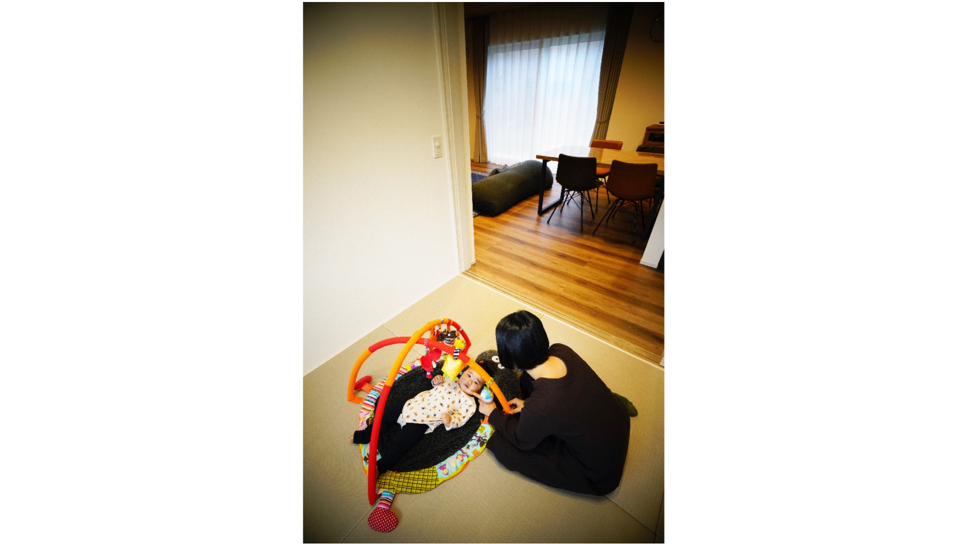 LDKのすぐ横に配置された和室では、お昼寝をしている子どもの気配を感じながら過ごせるので安心。