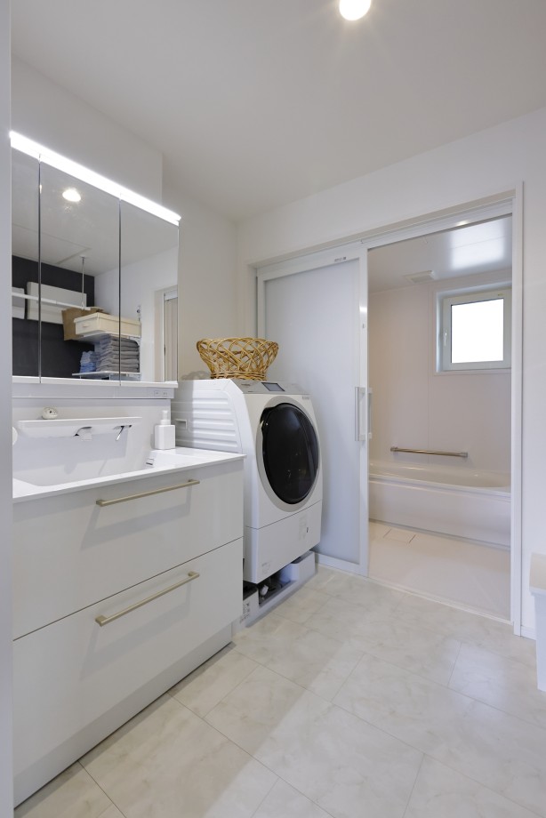 洗面脱衣室は広く清潔感のある印象